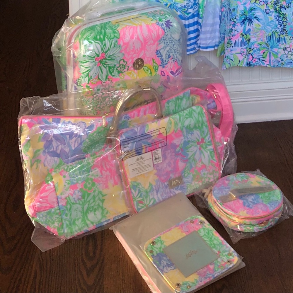 New Lilly Pulitzer Luggage Set Floral Luggage Set with Accessories for Travel - Picture 12 of 12